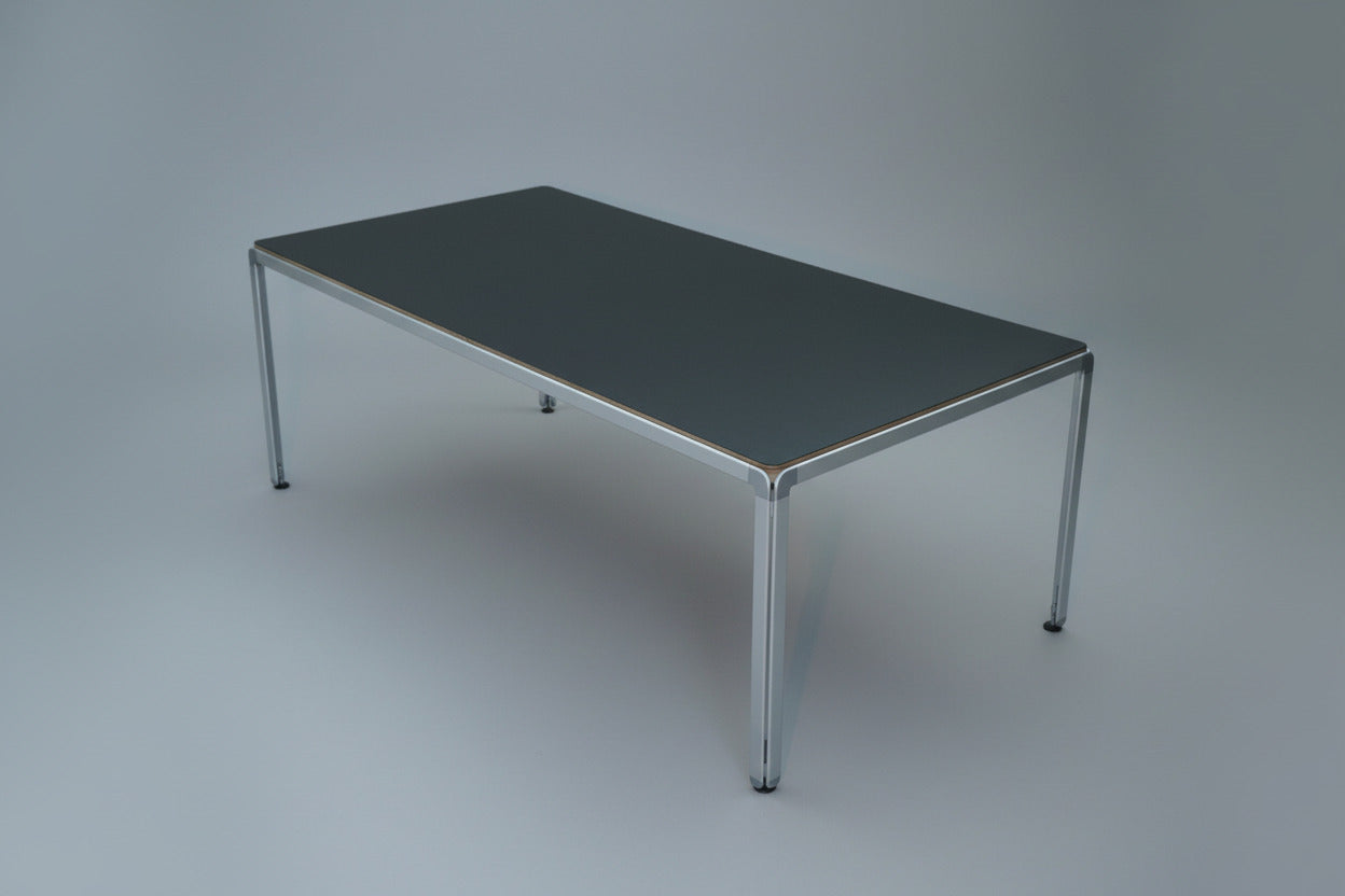 Montana mødebord i sort linoleum med trækant i skrå vinkel Arne Jacobsen design
